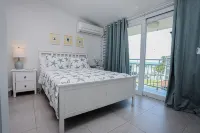 Summer Beachfront Villa – 1 Min to the Beach I Your Home Away from Home - Parvekkeita