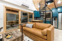 Tree House Oasis, conveniently located in the heart of Bentonville - 4-Star