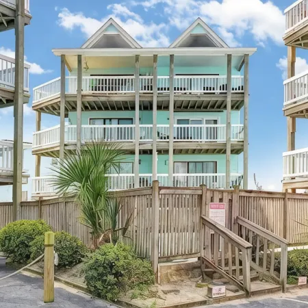 Large 2 bedroom, sleeps 6, 30 seconds to the sand!