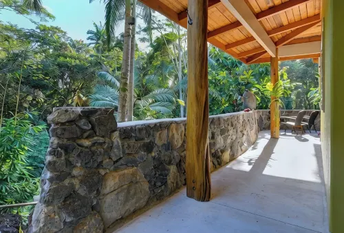 Jungle view bedroom with private entrance,outdoor private Bali style bathroom - โฮมสเตย์