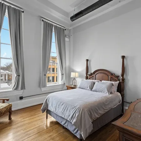 Luxury Downtown Apartment• Walk Everywhere • Fast WiFi • Sleeps 8 Отели в г. Делавэр