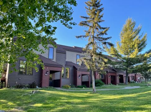 Lutsen Ski-In/Ski-Out Townhome w/Pool and Hot Tub Access!