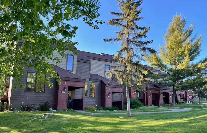 Lutsen Ski-In/Ski-Out Townhome w/Pool and Hot Tub Access!