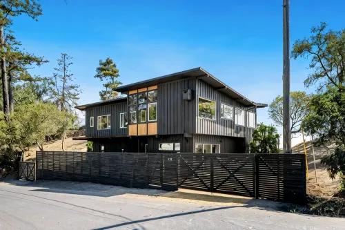 Newly Renovated Oceanfront Retreat in Bolinas with Spa and Huge Fenced Yard - 4-Star