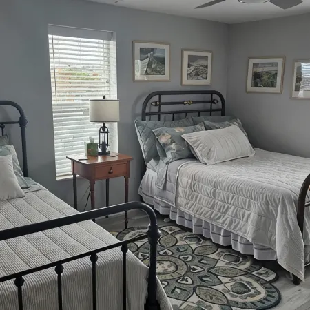 Peaceful, Cozy 2-bedroom apartment in Trinidad with WiFi, great music.