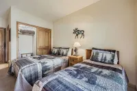 Lux 3/3 Chalet! 4 Min Walk to Quicksilver Lift & Main STPRIVATE Hot TUB"