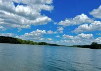 Handicap-Accessible Cabin Near Kirby Landing & Lake Greeson – Pet-Friendly