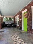 Zylee’s House on Choctaw is just a short walk to downtown Tahlequah. - 3 estrellas