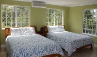 Safe Hilltop Villa in Gated Community on Main Island(Colon) 5 minutes from Town - Homestays