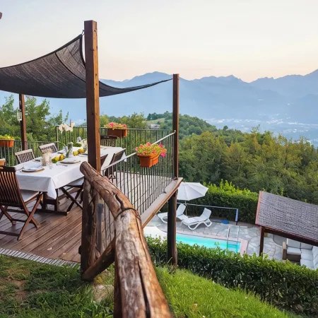 Stunning hilltop Tuscan farmhouse. Private pool with spectacular views.