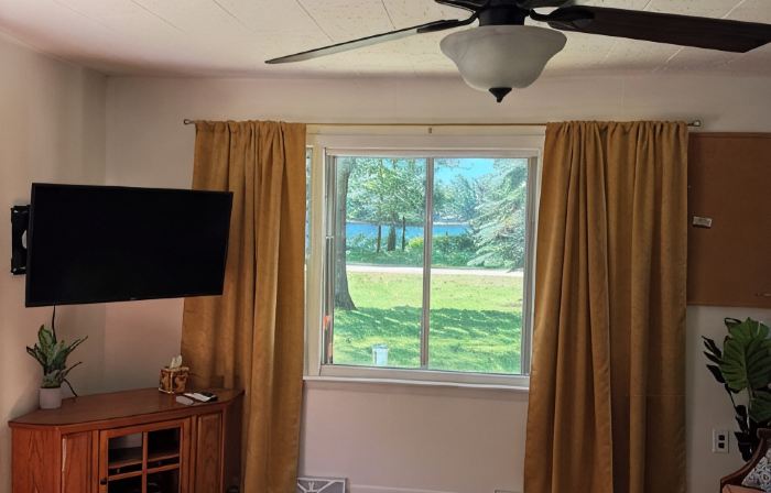 Cozy acorn cottage w/ lake view