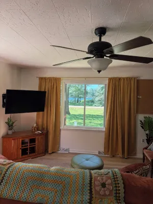 Cozy acorn cottage w/ lake view - WiFi