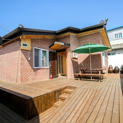 Gyeongju eupseong dokchae hanok Отели рядом с достопримечательностью «Храм Пэннюльса»