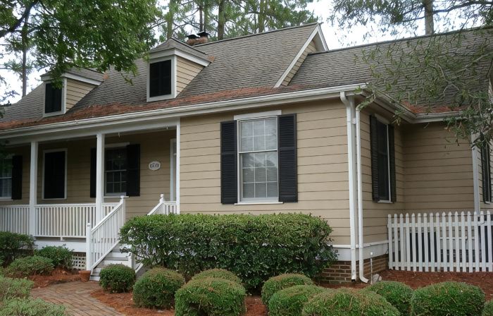 'Beneath the Branches' Cottage Steps to Golf, Tennis, Pool. Pet-Friendly!
