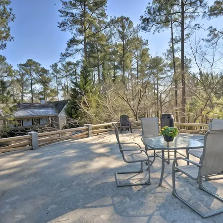 Family-Friendly Lake Lanier Escape on 2 and Acres!