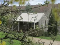 Blue Cliffs Retreat Hotels in 