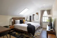 Full House · Huge 6BR 3Bath Retreat on College Hill. Rare Find! - 4-Star