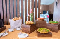 Tree Hotel Panakkukang Makassar by LIFE - breakfast
