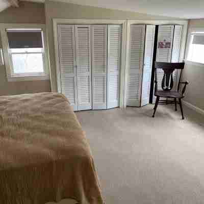 Relax Beautiful South Yarmouth Pond Home, Family sized, minutes for beach, Kayak Rooms