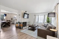MKE River 3-LVL Townhouse 3BR+1.5BA with Parking for 2 Vehicles - Wifi