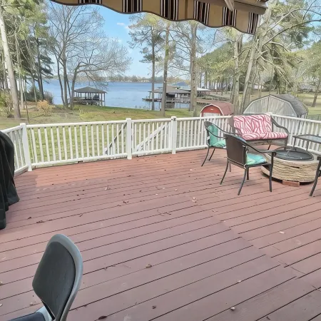 Beautiful fully furnished lakefront house