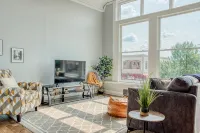 Spacious Downtown Owosso Loft - WiFi