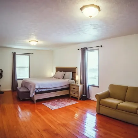 August Openings. Weekly DiscountsSpacious 4 Br, Hot Tub, Large KitchenRedRiver