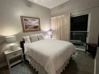 3Br Beach Condo Walk to Shops & Restaurants