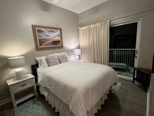 3Br Beach Condo Walk to Shops & Restaurants - 4 estrellas