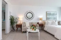 5 minutes to SJU airport, Steps to Isla Verde Beach, 15th Fl. w/Prkg @ESJ Towers