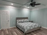 Newly renovated home with Kayaks + Pool - Wi-Fi