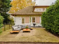 60 m2 luxury apartment with double jacuzzi and private Finnish sauna, in villa Hotels in Oss
