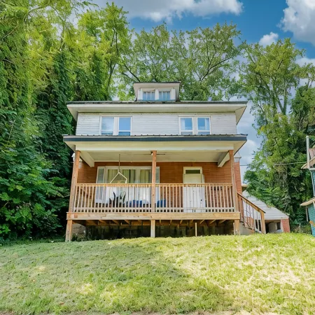 Awesome House, 5 minutes to DT, 2 miles to Stadium and Ruby Memorial!