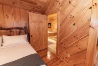 Riversong -3 Br Log Cabin on Toccoa River -Hot Tub, Firepit, Wood Fireplace - Tiny Houses