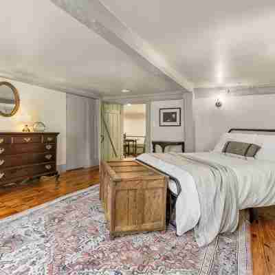 Historic 1686 Home Near Downtown l 5BR Retreat Rooms