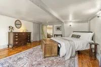 Historic 1686 Home Near Downtown l 5BR Retreat - WiFi