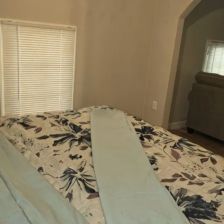 Carriage House by CMU - Upper Condo - Kitchen, King Bed, 65" TV Fast WiFi & AC Hotels in Howard County