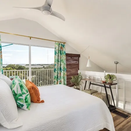 Luxury 2 story condo with 2 bedrooms and 2 balconies in tranquil Melbourne