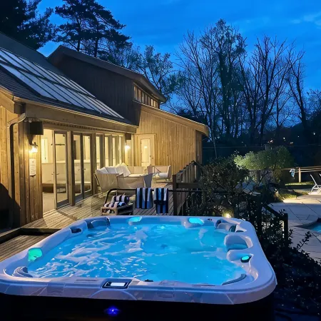Luxurious Ski in-Ski Out Mnt. Creek/Hot Tub/Tennis & Pickleball/Heated Pool/Golf