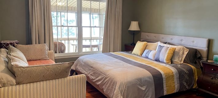 Beautiful Mid-Lake Waterfront Home ~ Pets ~ Dock Hotels in Jackson County
