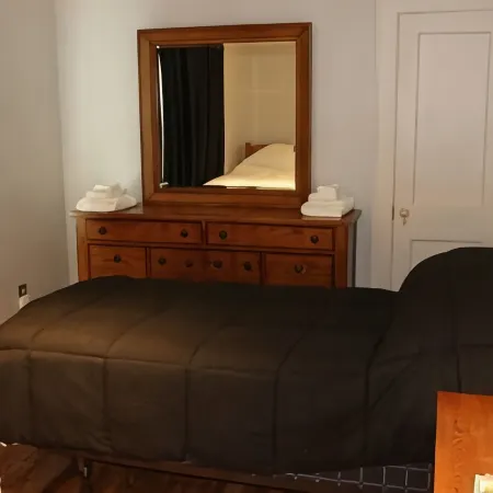 3 Bedroom, 2 Bath, Hike to Downtown, Porch, Free Wi-Fi, Wash/Dryer, and Parking