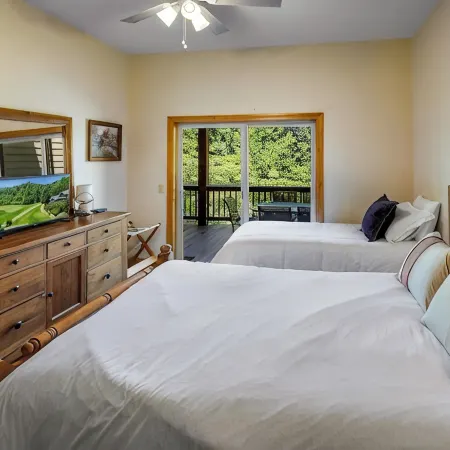Large & Luxurious Condo in Smoky Mountain Country Club with Washer & Dryer!
