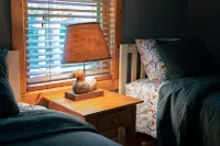 Modern Cabin w/ Hot Tub-Minutes to Lakes & Skiing - Wifi