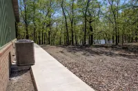 Beautiful Cabin with View of Private Lake, Hot Tub, Fire Pit & Outdoor Swings! - Chalets