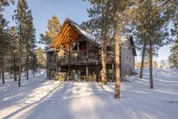 6 King Bedrooms, swim spa hot tub, paved roads, close to trails - Boutique