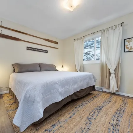 Steps from DOWNTOWN! COZY 5 bedroom Bungalow!