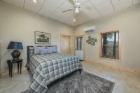Swiss Pine Lodge, Brand New Hot Tub+Fire-Pit, Grill, Mtn View, Game Room, WiFi! - Alppimaja