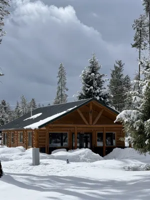 Charming 2-bedroom cabin with bonus loft, pet-friendly in Seeley Lake - Chalets