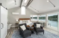 WATERFRONT 3BR/2BA MT RAINIER VIEWS, PRIVATE BEACH - 4-Star