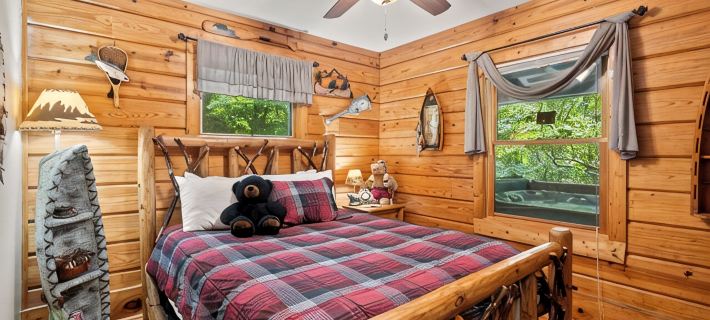 Creekfront Cabin w/ Hot Tub! Motorcycle Friendly! Hotels in Graham County